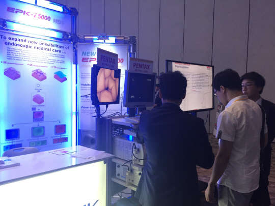 지난 23일 일산 킨텍스에서 열린 대한소화기내시경학회에서 전문의들이 펜탁스 내시경을 살펴보고 있다.(원익 제공)